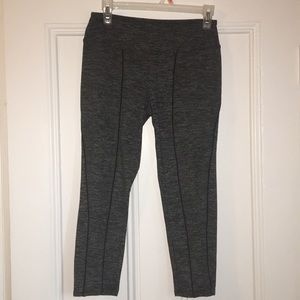 Simply Vera Wang Sky Gray Capri Leggings